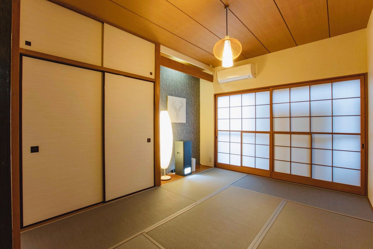 １階和室：心落ち着く和のお部屋。3名様以上でご利用の場合はお布団をご用意いたします。BALMUDAの空気清浄機を設置しております。2023年5月畳を張り替えました！