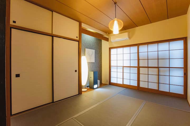 1階和室：心落ち着く和のお部屋。可供3人以上使用的日式床垫。Balmuda空气净化器已安装。我在2023年5月更换了榻榻米垫！