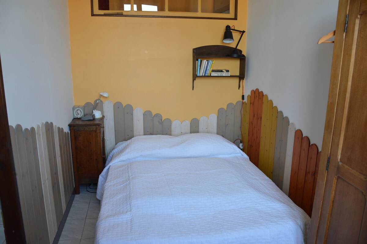 Ноќен простор одделен со преграда од остатокот од студиото.