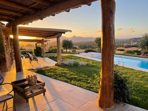 Charming villa with pool and a beautiful sunset