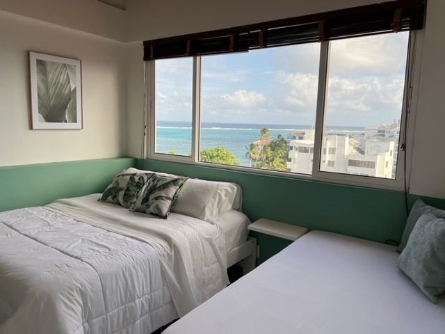 Spavaća soba br. 2 nalazi se na drugom katu. Ima nevjerojatan pogled na zaljev, jedan veliki krevet, jedan bračni krevet, klima-uređaj, privatnu kupaonicu i prostor u ormaru.