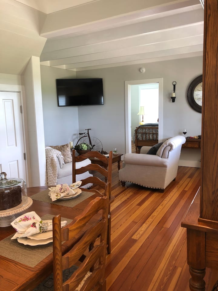 The White Magnolia Cottage - Round Top, TX