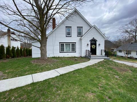Quaint open concept 4-BR home minutes from USMA