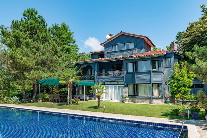 Private 500 m2 villa in 5 arce land