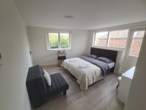 Nice room 15 minutes from Amsterdam City Center