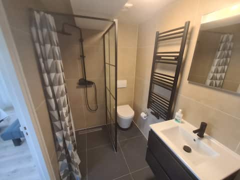 Nice room 15 minutes from Amsterdam City Center