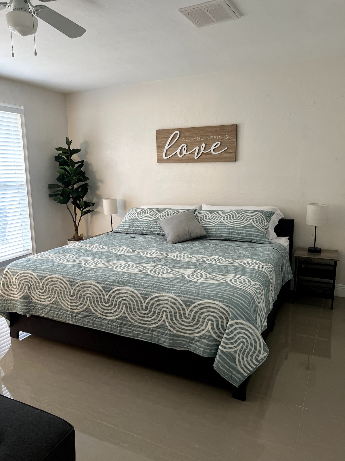 Брачен кревет (широк 150-179 см) и кауч на спуштање 