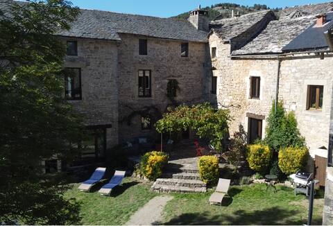 Charming estate for 13 people with Jacuzzi