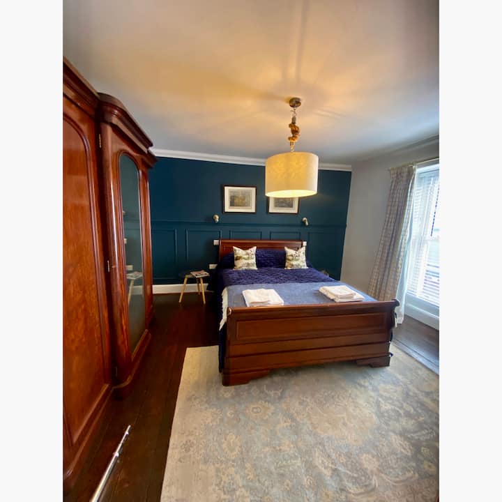 Საძინებელი 1.  King size Willis and Gambier mahogany sleigh bed with Victorian breakfront mahogany wardrobe.