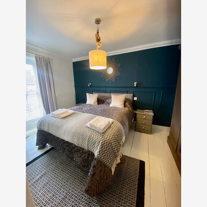 Საძინებელი 3.  დიდი ზომის საფოსტო და დამაკავშირებელი საწოლი, რომელიც მოთხოვნისამებრ შეიძლება გადაკეთდეს ორ ერთადგილიან საწოლად.   Მიმზიდველი შეღებილი გარდერობი და საწოლისპირა კარადები.