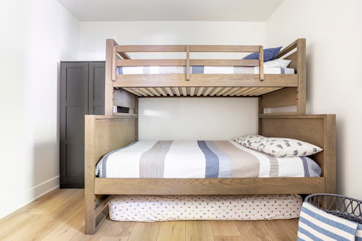 ตรงข้ามผนังนี้คุณมีทีวีขนาด 43 นิ้ว