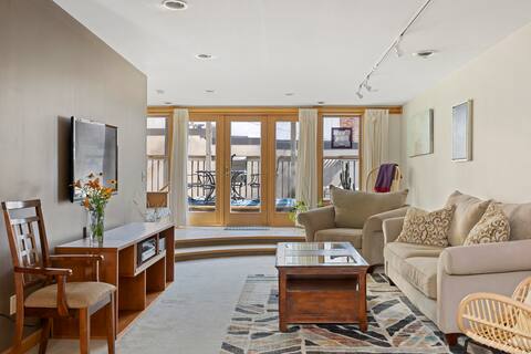 16 Bridge Square 1 bedroom Loft with Private Patio