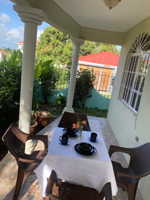 Embassy Suite 1 Bedroom Bed&Breakfast
