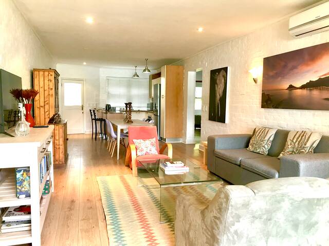 Hout Bay beach front apmnt sea views with Ups-wifi