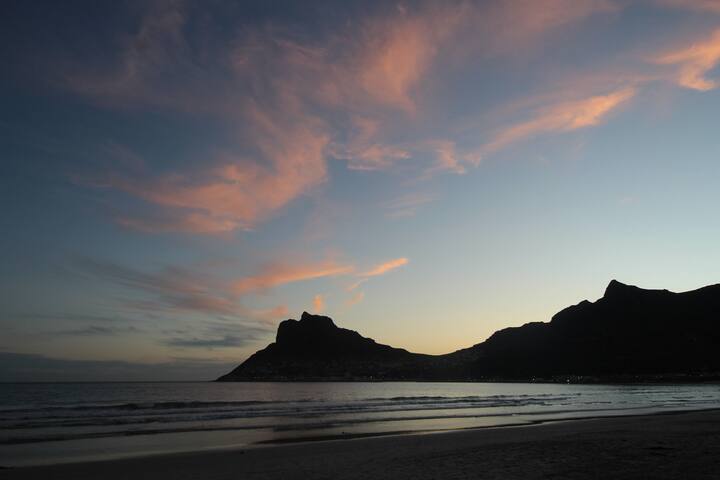 Hout Bay beach front apmnt sea views with Ups-wifi gallery image 5