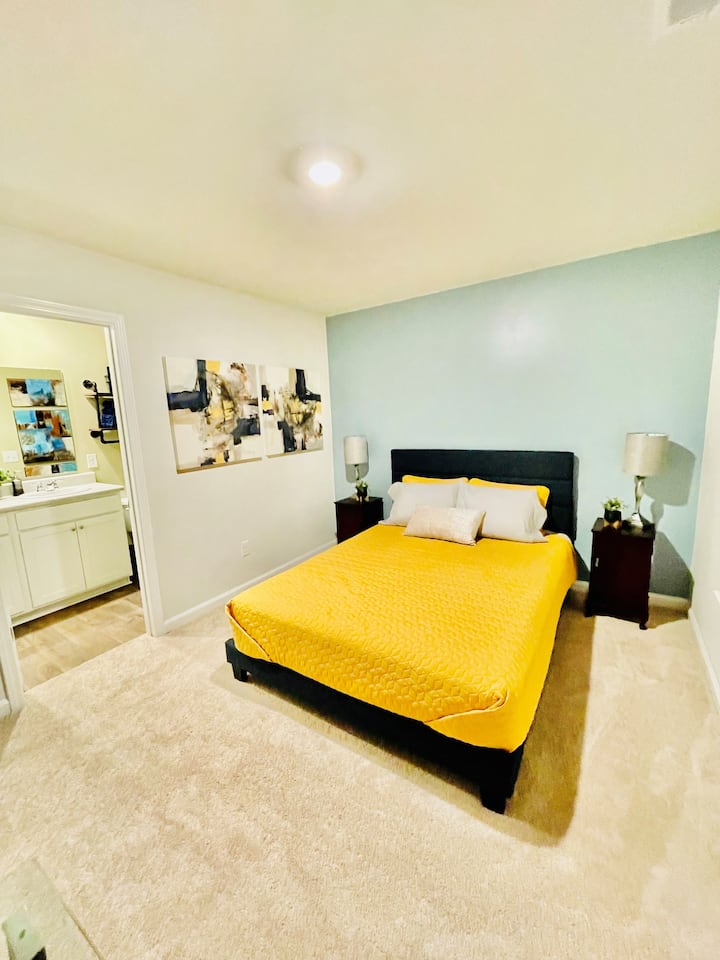 2.  spavaća soba (na 2. katu) lijepo uređena i ima lijep bračni krevet, veliki pametni TV ravnog ekrana od 48inča s namjenskim Netflix kanalom za tu sobu, veliku šetnju u ormarima i glavnu kupaonicu u spa centru.