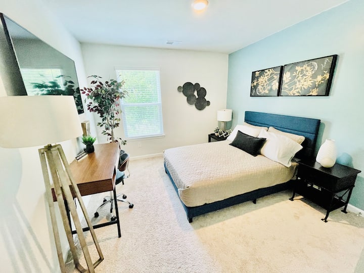 3. spavaća soba (na 2. katu) lijepo uređena i ima udoban bračni krevet, veliki pametni TV ravnog ekrana od 48inča s posebnim Netflix kanalom za tu sobu, lijep radni prostor na radnoj površini koji je prikladan za virtualni rad.