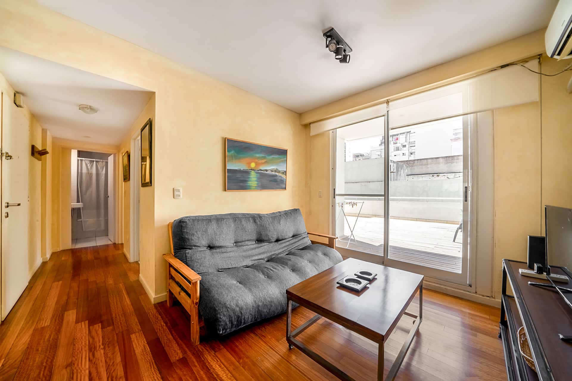 Great flat w/private terrace. Also pool and bbq