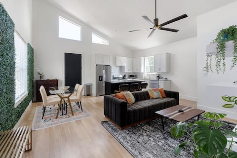 Successful Airbnb property: Vaulted Ceiling, Crate & Barrel, Designer No. 4530 in Munger Place Historic District