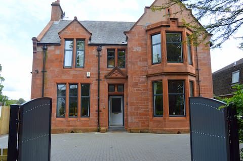 Cheerful 5 bedroom home on Loch Lomond