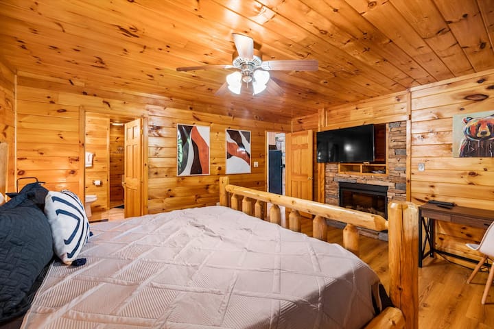  جناح كينج خاص في الطابق الرئيسي مع حمام كامل ومكتب للعمل/الدراسة. 