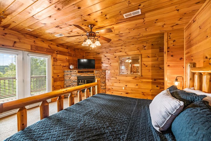  جناح كينج واسع مع إطلالات على الجبل، وإمكانية الوصول المباشر إلى سطحه الخاص، وحمام داخلي