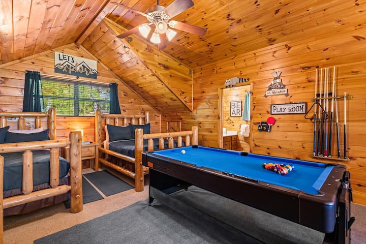 تعمل الشقة العلوية كغرفة ألعاب مع طاولة بلياردو، مثالية للمرح العائلي. ألعاب الطاولة في الخزانة. 