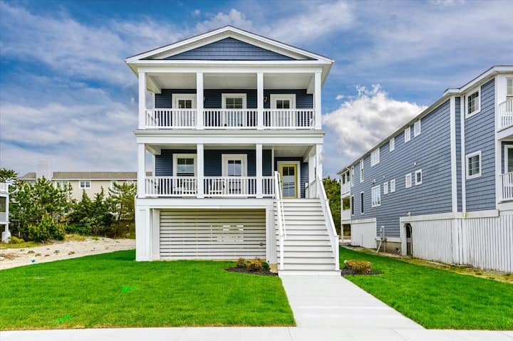Luxurious & Comfy ~ 1 Block to Beach ~ Royal Beds