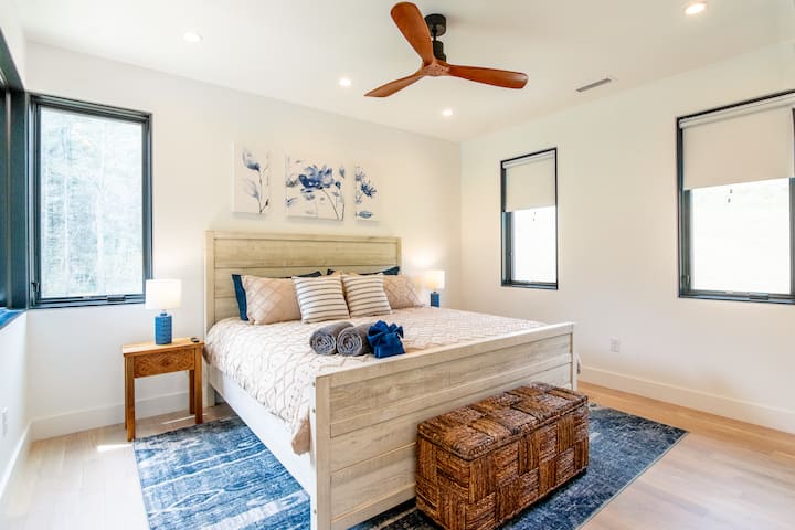 Მთავარი საძინებელი მოიცავს დიდი ზომის საწოლს, სააბაზანო ოთახს და 55" SMART TV-ს.