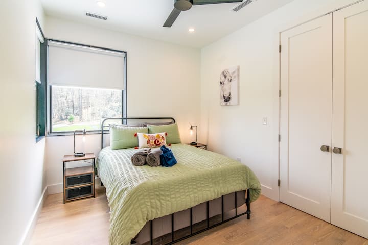 Საძინებელი 3 მოიცავს ორადგილიან საწოლს.