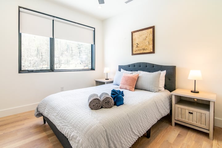 Საძინებელი 2 მოიცავს დედოფლის ზომის საწოლს.