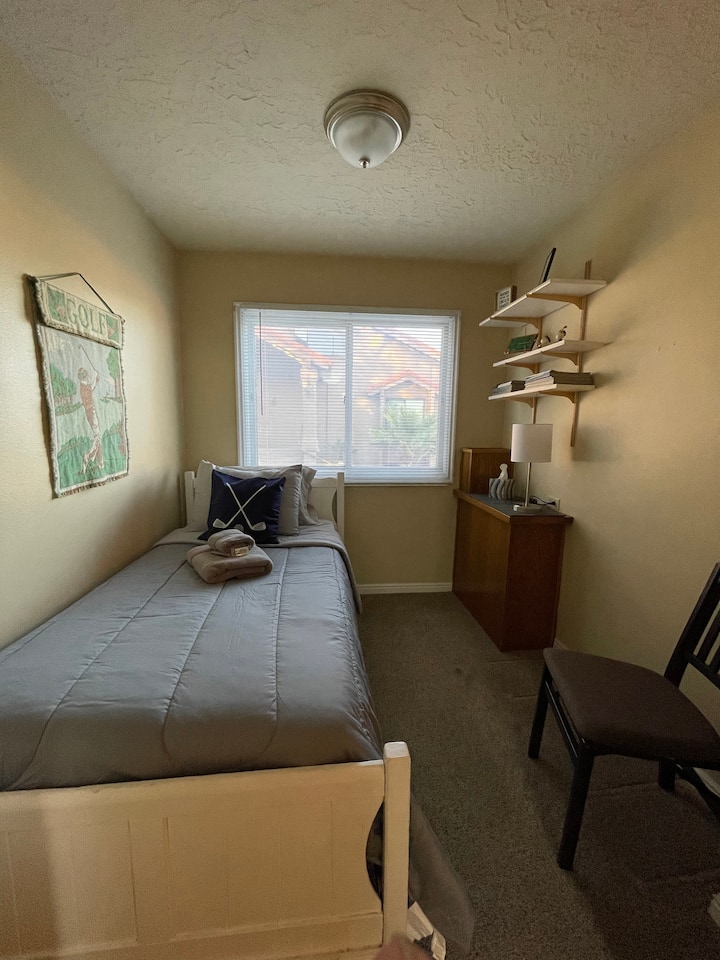 Chumba kidogo kilicho na mlango unaoteleza.