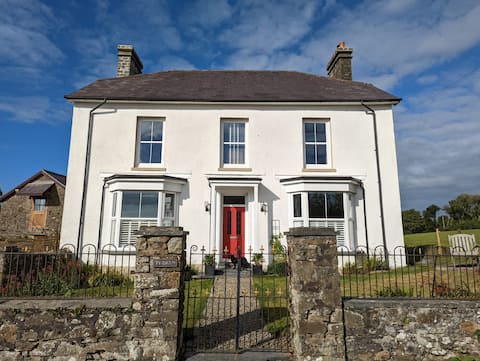 Four bed Victorian villa close to Penbryn Beach