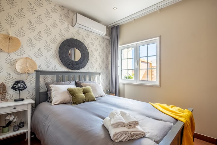 Quarto com cama de casal 1.40x2.00 
Blackout, ar condicionado e roupeiro.
