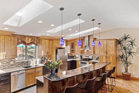 Comfortable & Inviting Family Home - Sleeps 10
