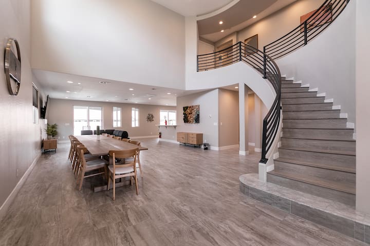 6 bedroom mansion w/ amazing backyard pool!