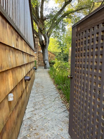 A Rockridge oasis steps from the center of it all gallery image 3