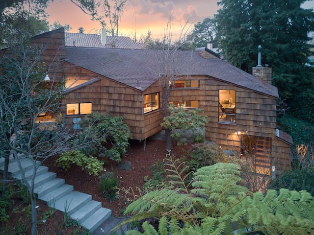 A Rockridge oasis steps from the center of it all