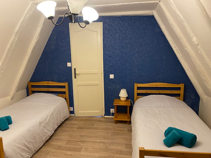 Chumba cha kulala cha pili, chenye vitanda 2 vya sentimita 90. Chumba kinafunguka kwenye maegesho ili iwe rahisi kuingia.