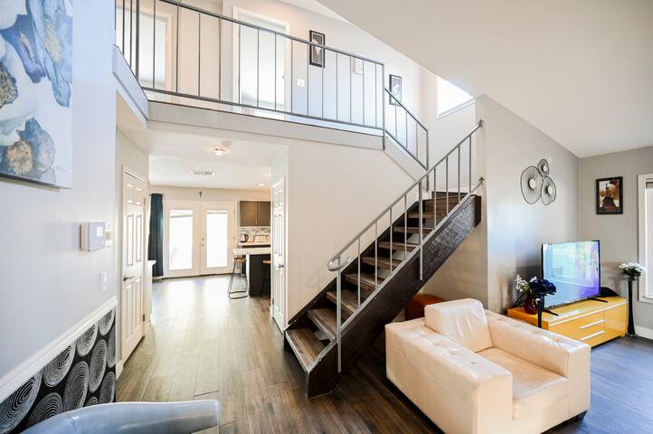 Remodeled 4BD house in China Town pool/jacuzzi gallery image 4