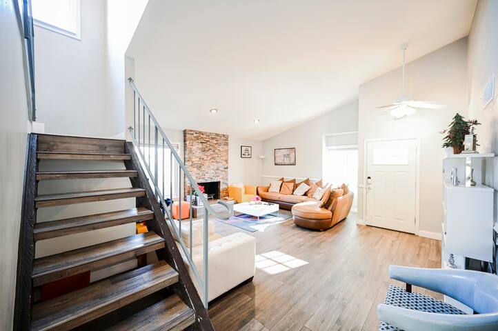 Remodeled 4BD house in China Town pool/jacuzzi