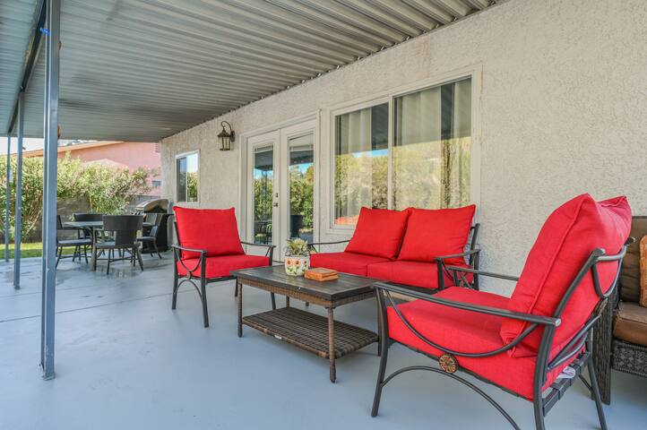 Remodeled 4BD house in China Town pool/jacuzzi gallery image 3