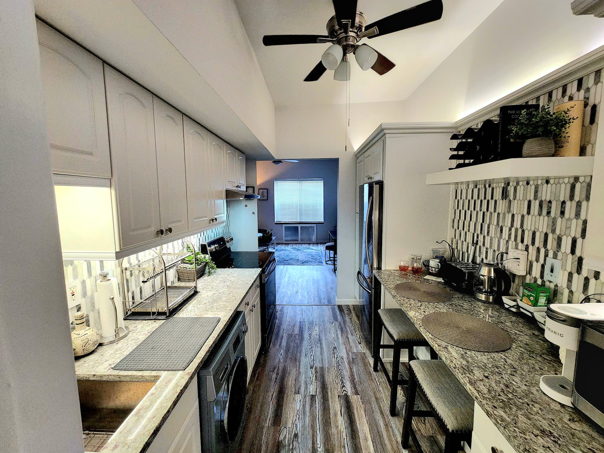 Full service modern apt. Sleeps 4. Prime location
