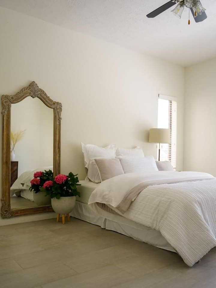 חדר שינה מעוצב עם מיטת קווין נוחה. יש גם נוף לאגם מחדר השינה. 