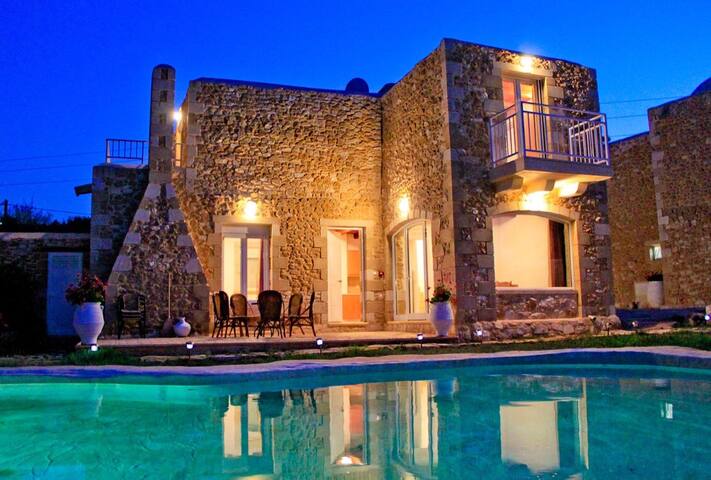 Hem Borta Villa next to Platanias. Beach only 2min
