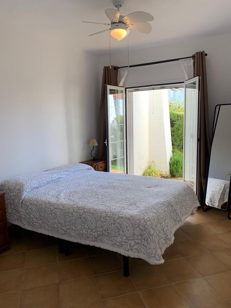 ห้องที่มีเตียงคู่มีกระจกและทางออกไปยังสวนส่วนตัวโดยตรงรวมถึงพัดลมทรงพลัง