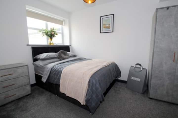 Chambre principale avec beaucoup d'armoire et d'espace de rangement