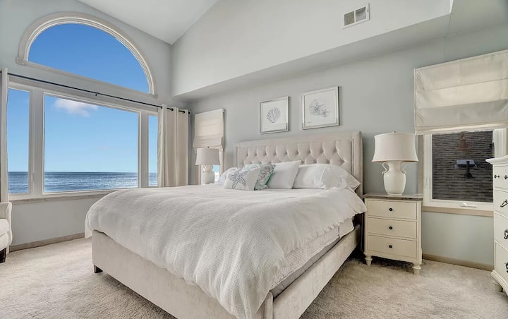 主客房，配备特大双人床和海景