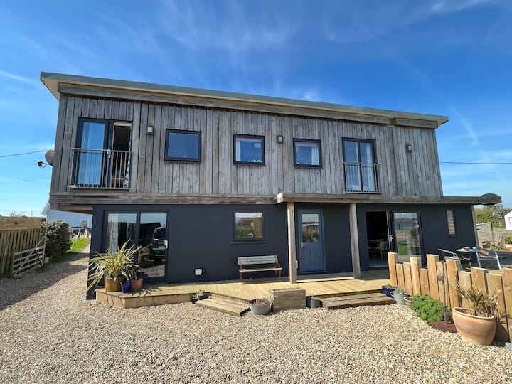 Family Beach House With River Frontage By The Sea - Camber Sands