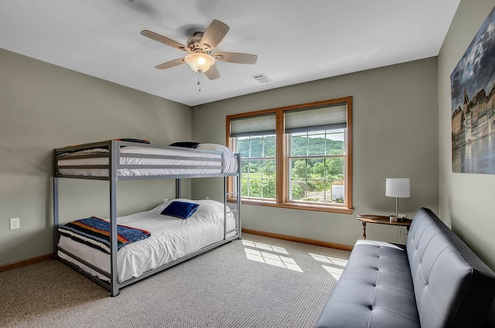 Dhomë gjumi për vizitorët, 2 krevate të plotë, me Futon